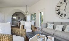 Li Conchi 13 | Wohnzimmer und Küche gehen ineinander über Sofaecke