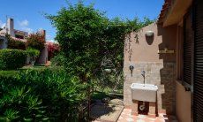 Villa Mare Turagri | Aussendusche im Garten Aussendusche im Garten