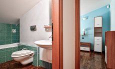 Villa Philippine | Schlafzimmer 2 und Badezimmer im 1. OG Schlafzimmer 2 und Badezimmer im 1. OG