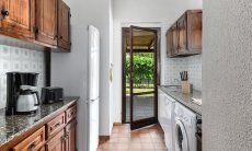 Villa Romana | Küche mit Waschmaschine, Spülmaschine und direktem Zugang zur Terrasse Villa Romana, Costa Rei, Südsardinien