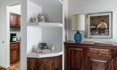 Villa Romana | Wohnzimmer mit gemauertem Eckschrank und robusten Holzmöbeln Villa Romana, Costa Rei, Südsardinien