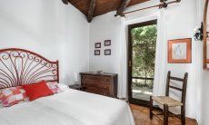 Villa Romana | Schlafzimmer 1 mit Doppelbett und Tür zum Garten Villa Romana, Costa Rei, Südsardinien