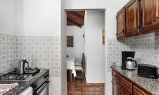 Villa Romana | Küche mit Blick ins Wohnzimmer mit Esstisch Villa Romana, Costa Rei, Südsardinien