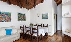Villa Romana | Wohzimmer mit Sofa und Esstisch Villa Romana, Costa Rei, Südsardinien