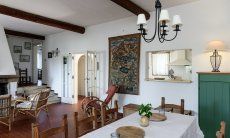 Villa Bau Cannas | Wohnzimmer mit Durchreist zur Küche, Kamin und Treppenaufgang Villa Bau Cannas Torresalinas Sardinien