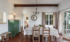 Villa Bau Cannas | Esstisch im Wohzimmer und große Terrassentür Villa Bau Cannas Torresalinas Sardinien