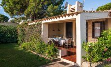 Villa Romana | Außenbereich mit Garten und überdachter Terrasse mit großem Esstisch Außenbereich mit Garten und Terrasse