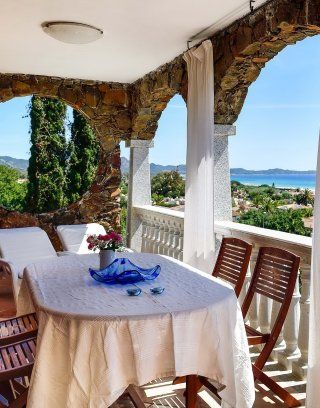 Terrasse mit Blick aufs Meer