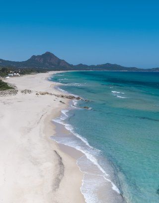 Sandstrand und blaues Meer