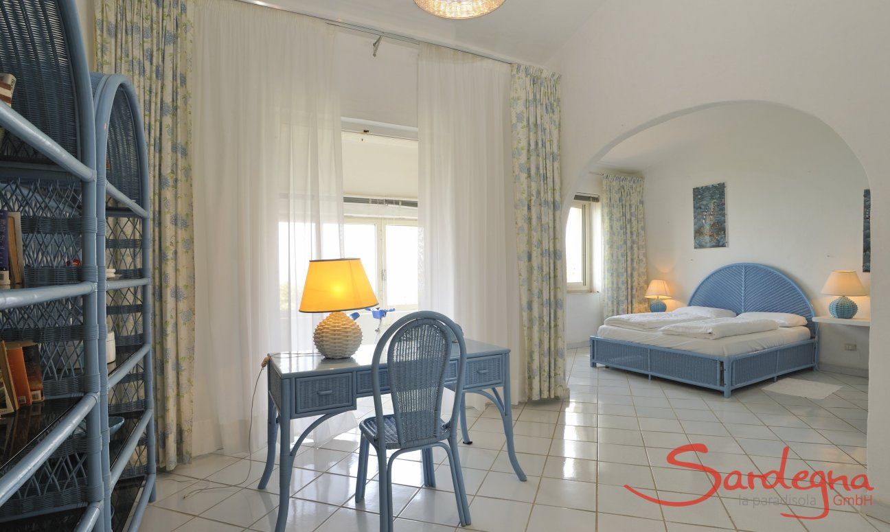 Villa Bella | Schlafzimmersuite 1 mit Schreibtisch und Regal Schlafzimmer