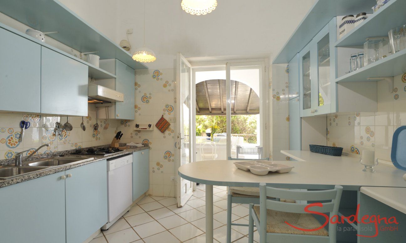 Villa Bella | Vollausgestattete Küche mit Spülmaschine, Ofen, Gasherd und Terrassenzugang Große Küche mit Terrassenzugang von Villa Belle, Torre delle Stelle