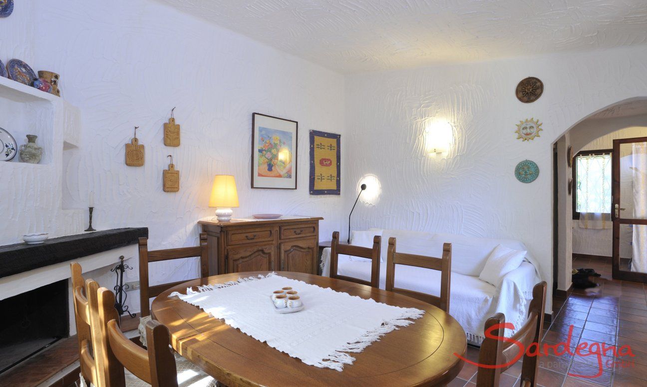 Casa Meloni 1 | Wohnzimmer mit Esstisch, Sofa und Kamin Wohnzimmer