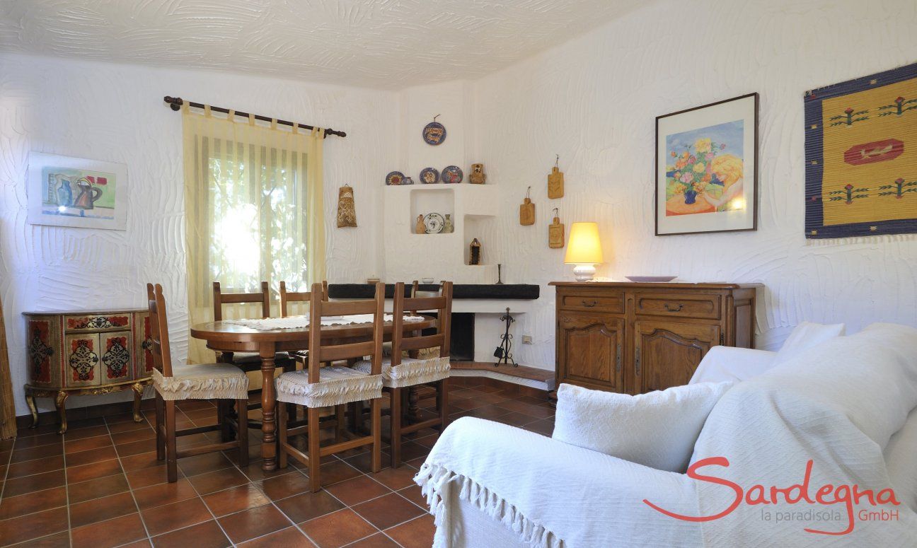 Casa Meloni 1 | Wohnzimmer mit Esstisch, Sofa und Kamin Essbereich