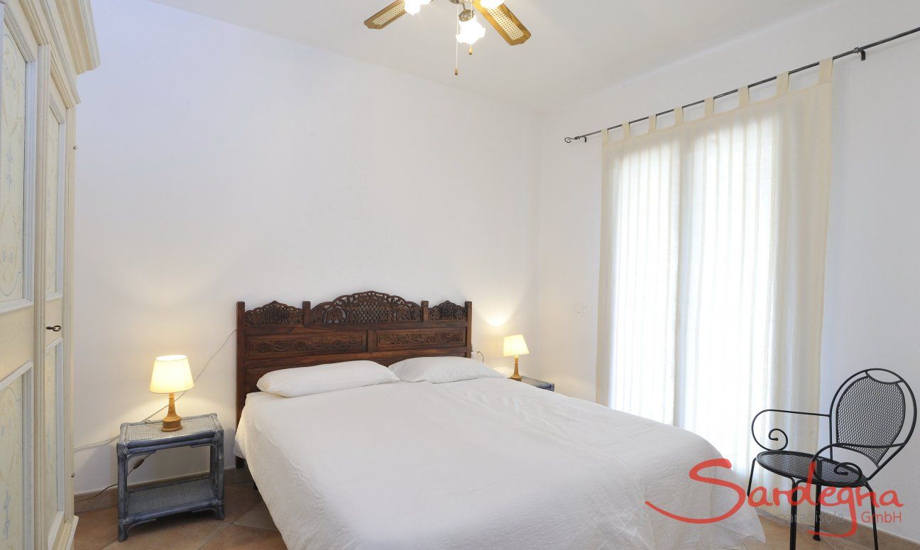 Apartment Castededdu 1 | Schlafzimmer 2 mit Doppelbett und Stauraum Schlafzimmer