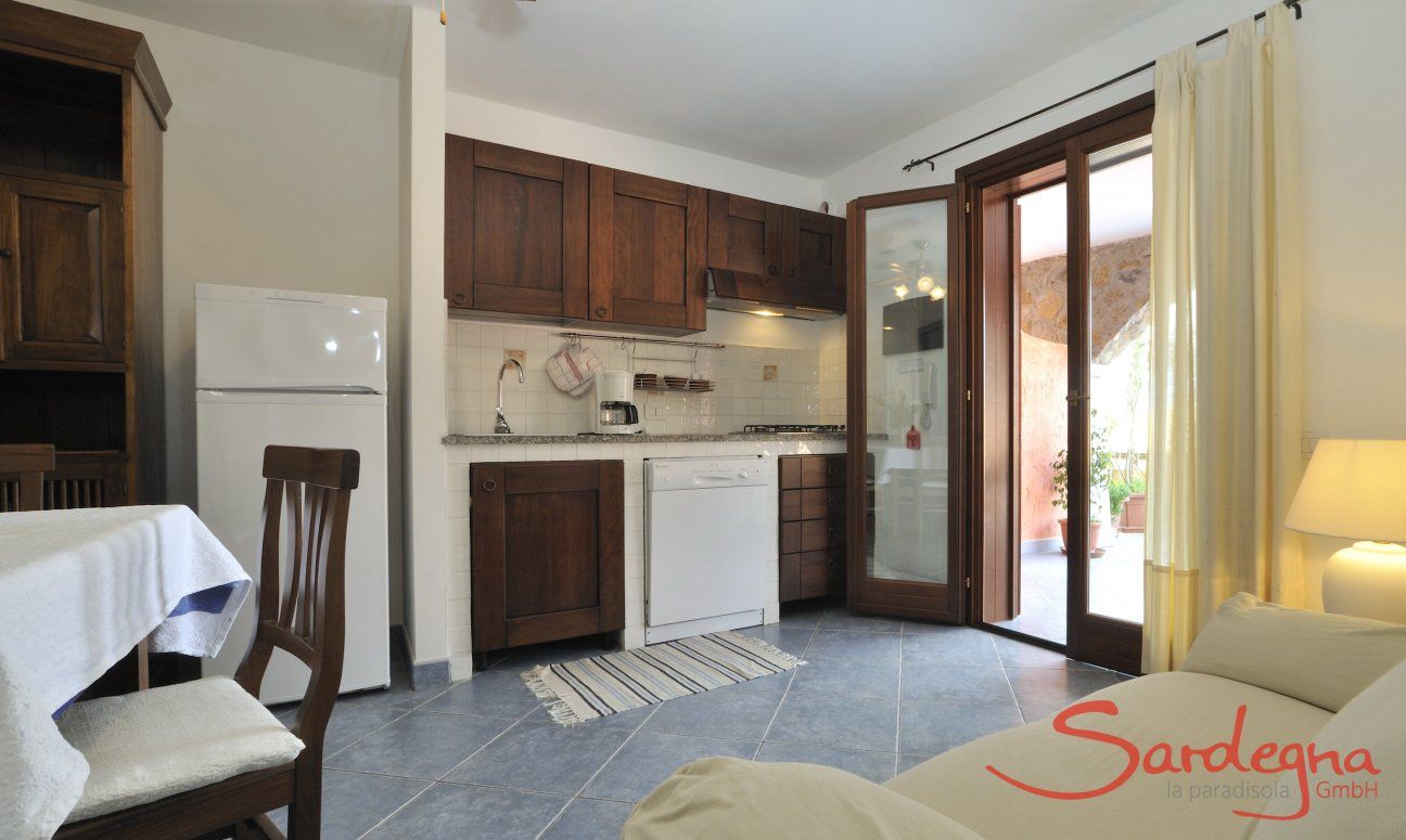 Apartment Castededdu 4 | Küchenzeile, Esstisch und Terrassenzugang Küchenzeile, Esstisch und Terrassenzugang