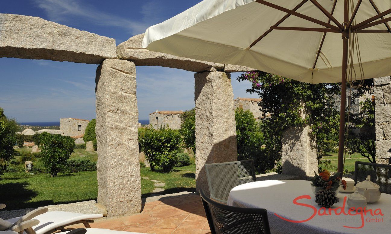 Villa Domus 17 | Terrasse mit Sonnernschirm Sardinien
