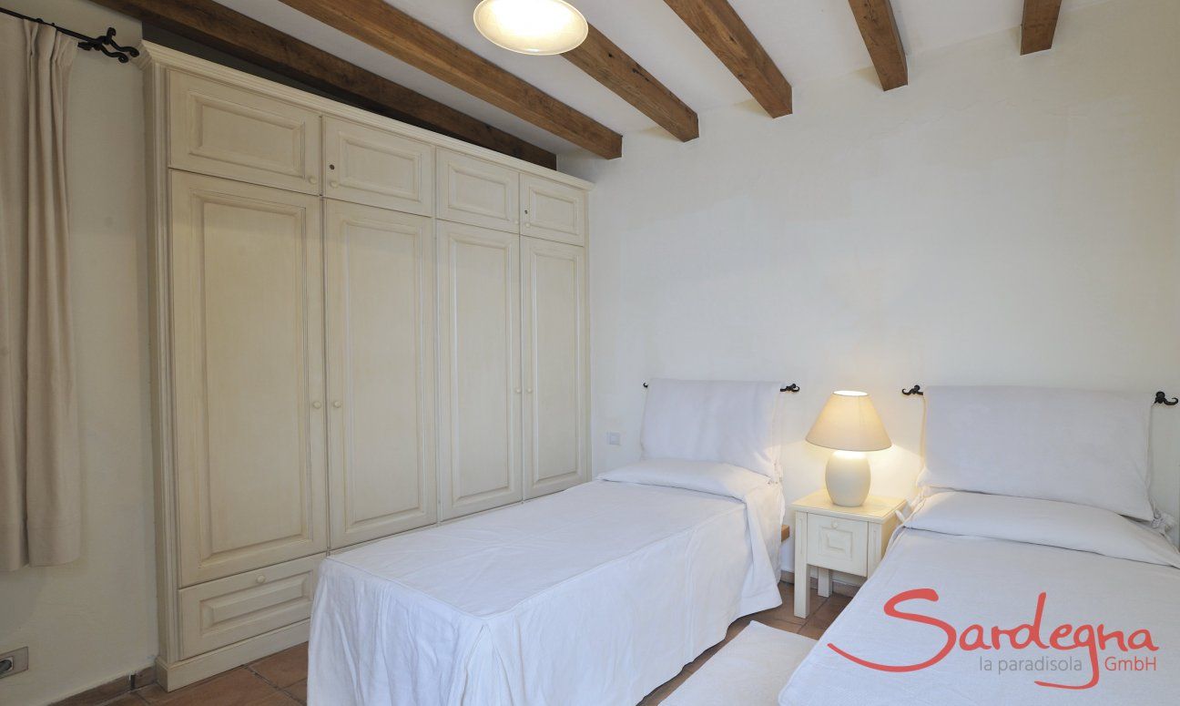 Villa Domus 17 | Schlafzimmer 1 mit Einzelbetten und Stauraum Schlafzimmer 1 mit Einzelbetten und Stauraum