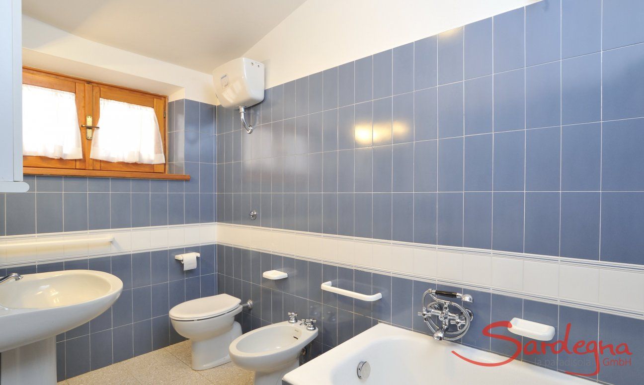 Villa Massimo | Badezimmer 1 mit Badewanne und Bidet Badezimmer 1 mit Badewanne und Bidet