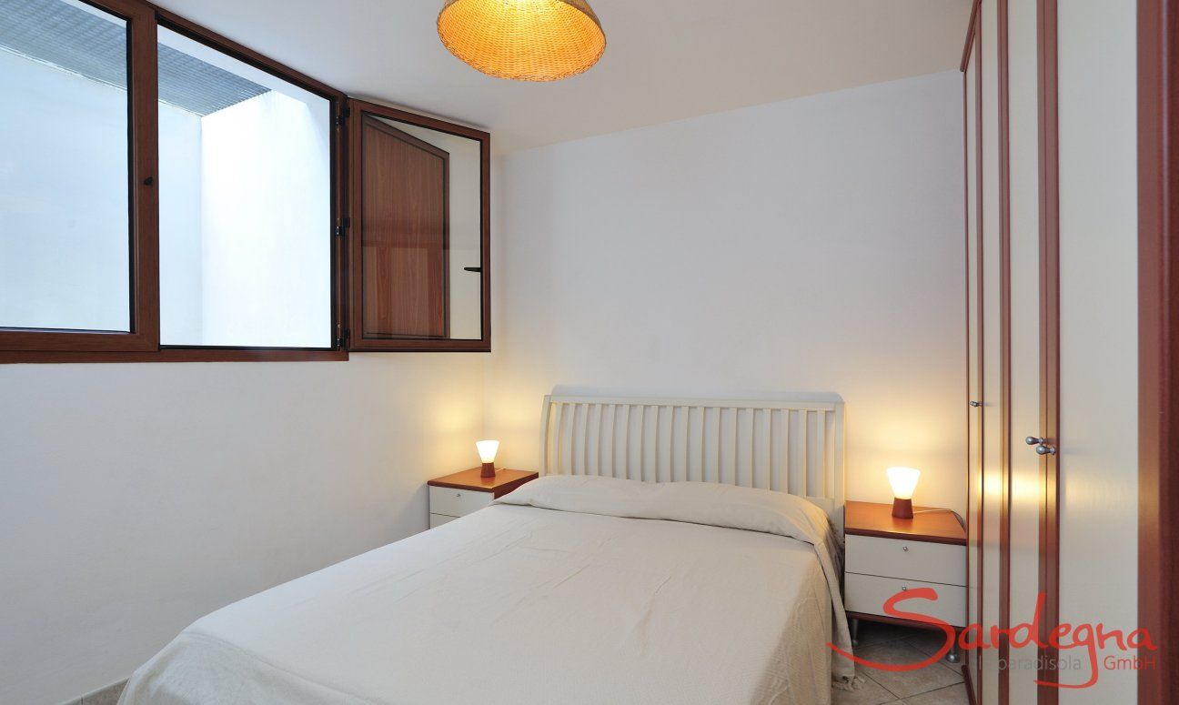 Villa Le Ginestre 2 | Schlafzimmer 3 unten mit Doppelbett und viel Stauraum Schlafzimmer 3 unten mit Doppelbett und viel Stauraum