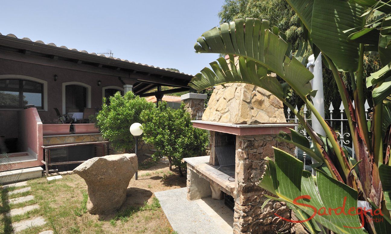 Villa Le Ginestre 2 | Vorderseite des Hauses mit BBQ im Garten Vorderseite des Hauses mit BBQ im Garten
