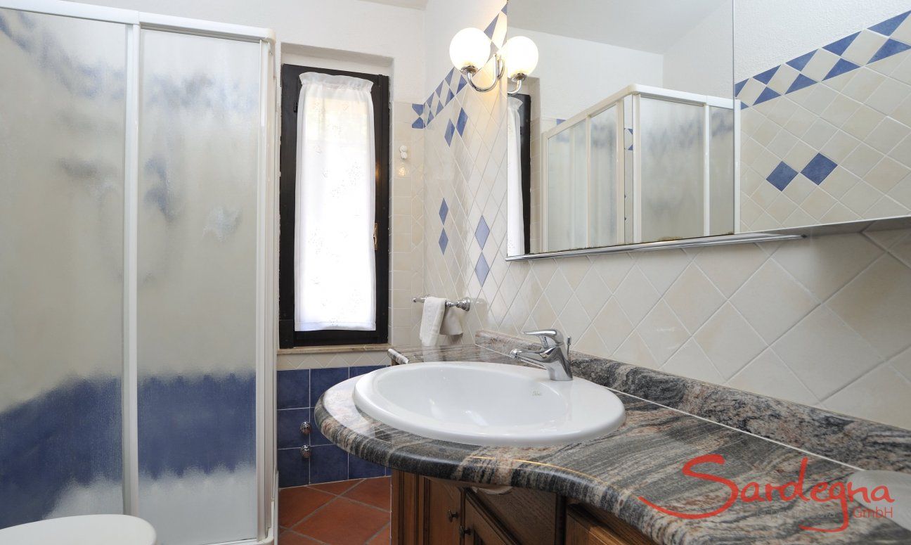 Villa Monica | Modernes Duschbad mit wertvollem sardischem Granit Badezimmer 1 mit Dusche
