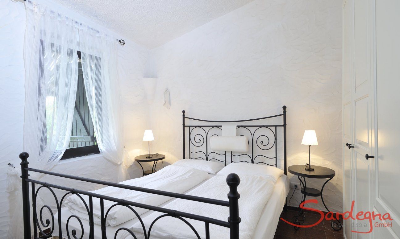 Villa Serena | Das zweite Doppelzimmer ist ebenfalls licht und großzügig möbliert Schlafzimmer