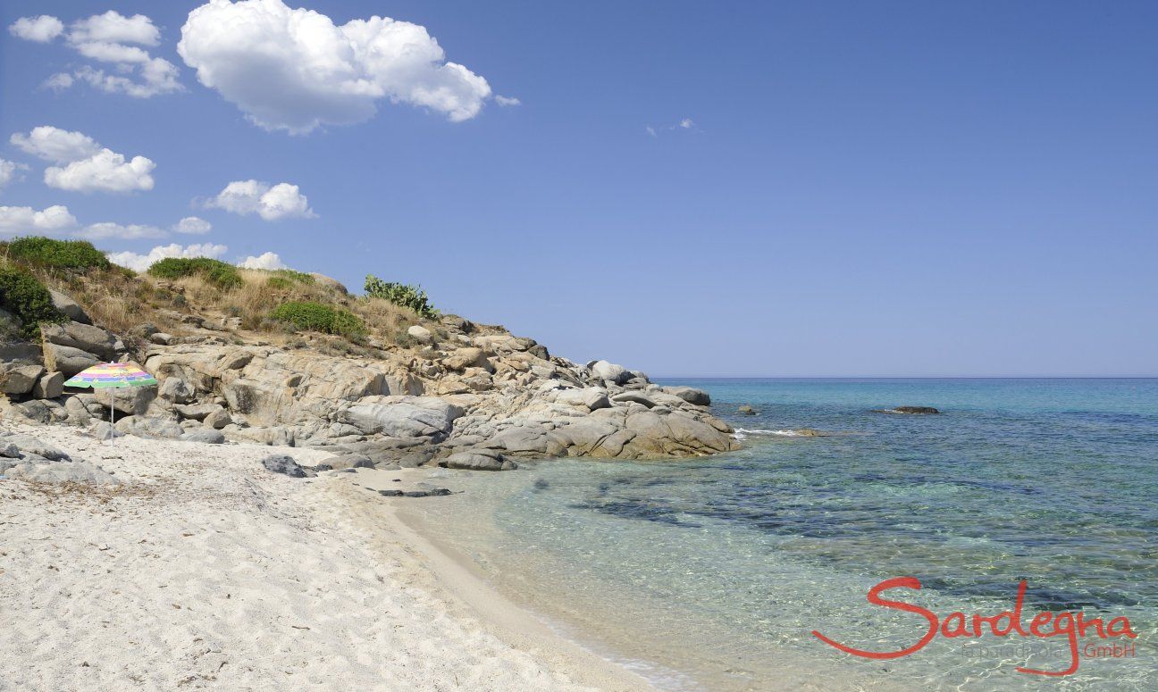 Strand vor der Anlage von Sant Elmo