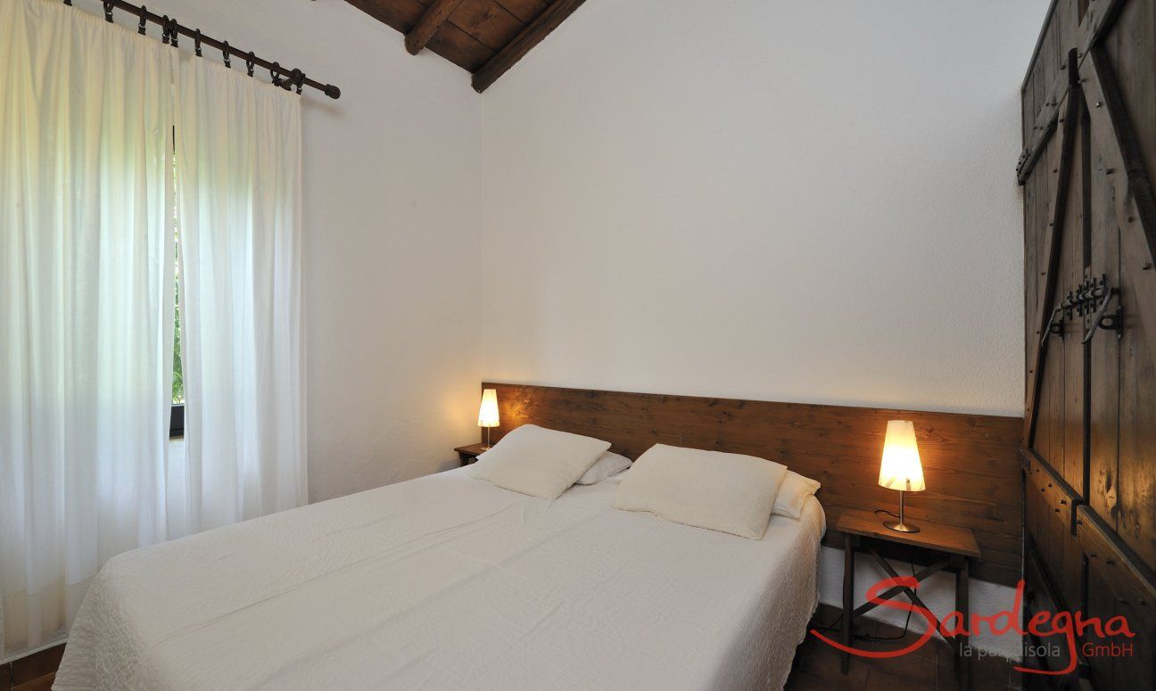 Villetta 12 | Schlafzimmer 1 mit zwei Einzelbetten als Doppelbett bezogen Schlafzimmer 1 mit Doppelbett