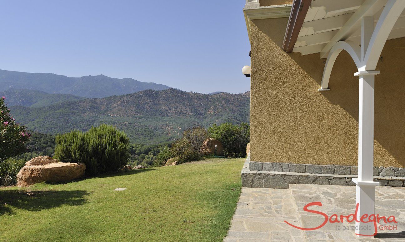 Villa Aquila Giardino | Blick von der Terrasse auf ein großes unbebautes Waldgebiet Blick von der Terrasse