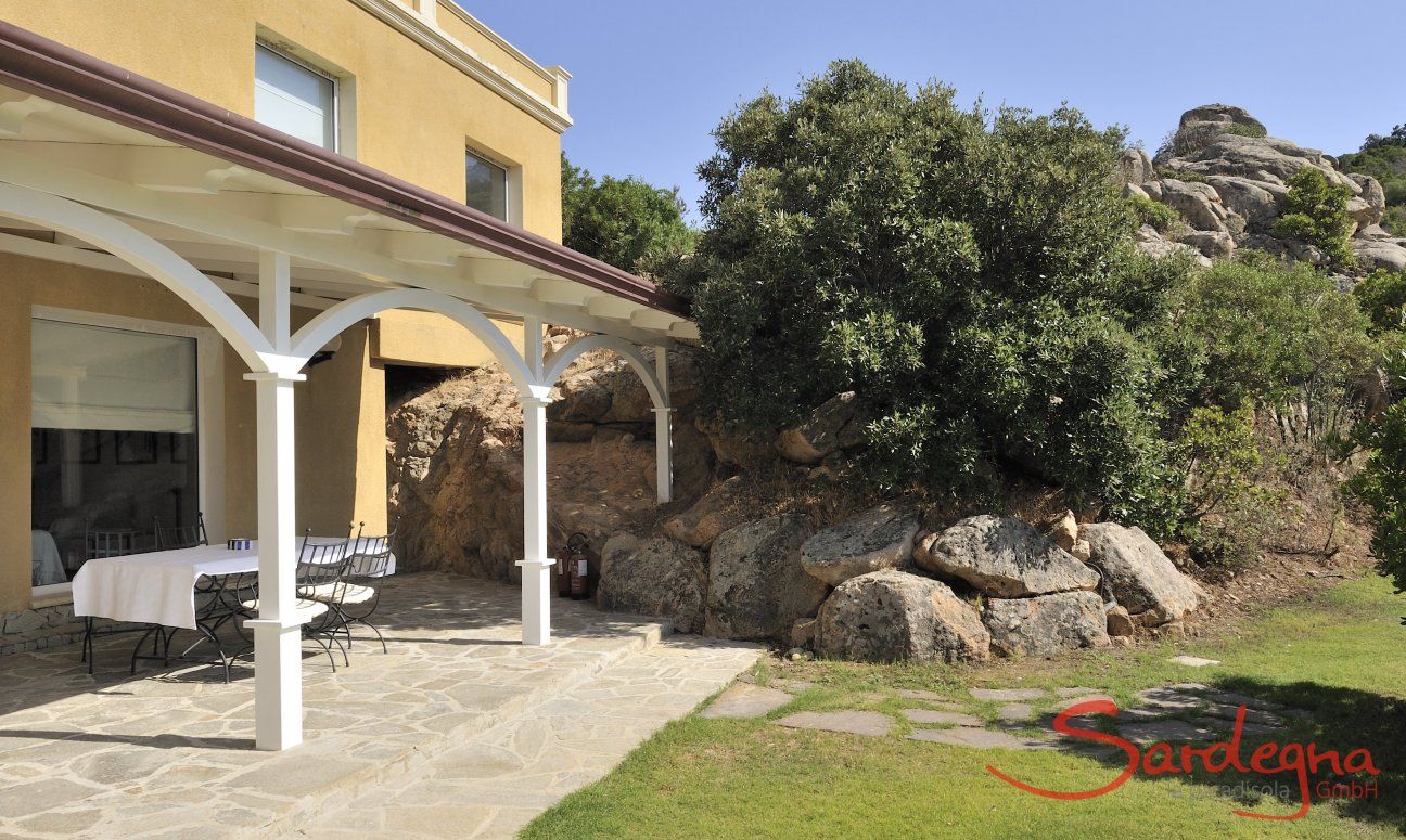 Villa Aquila Giardino | Eine große überdachte Terrasse vor dem Wohnzimmer zum Leben im Freien Villa Aquila Giardino