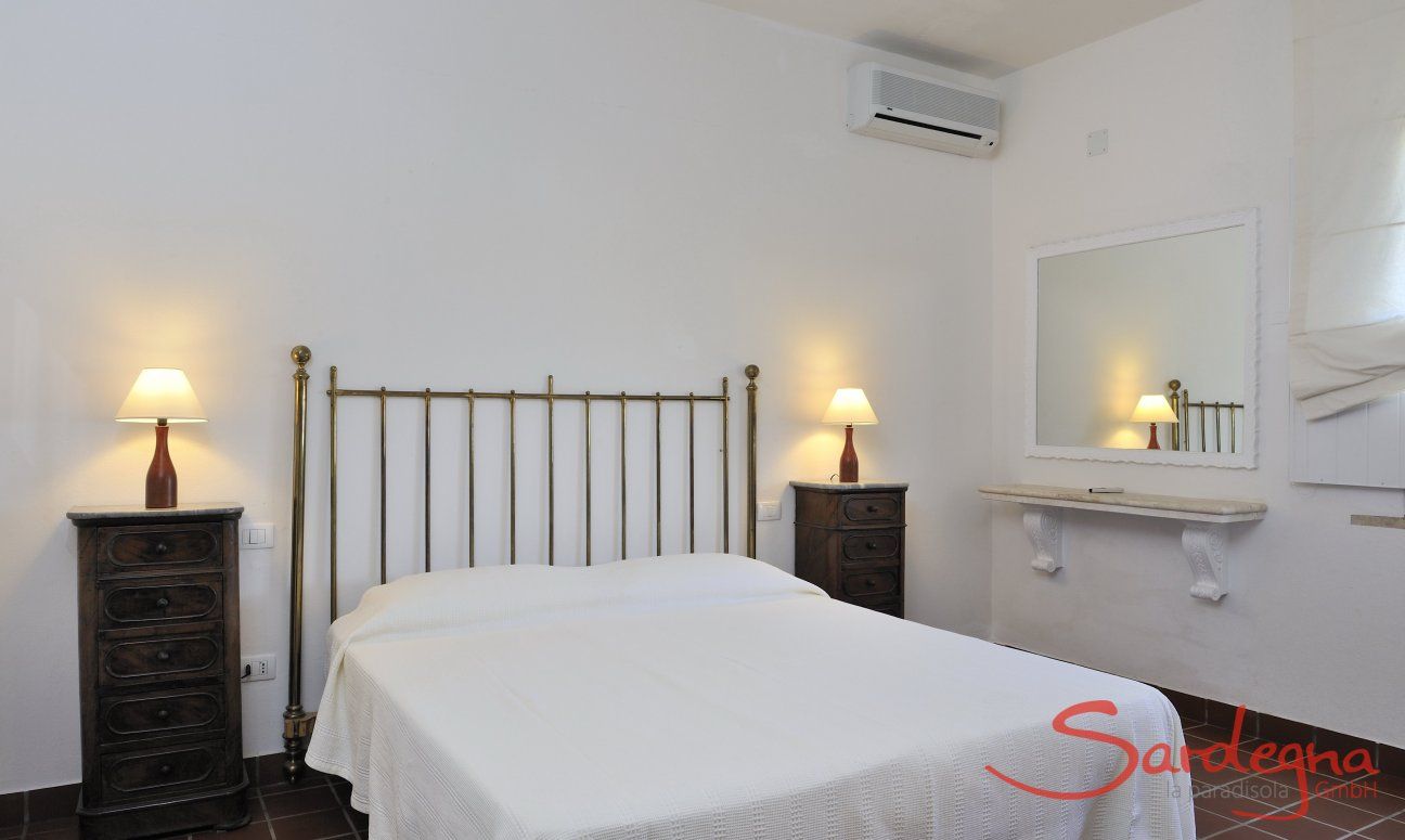 Villa Aquila Giardino | Erstes Schlafzimmer mit Doppelbett Schlafzimmer