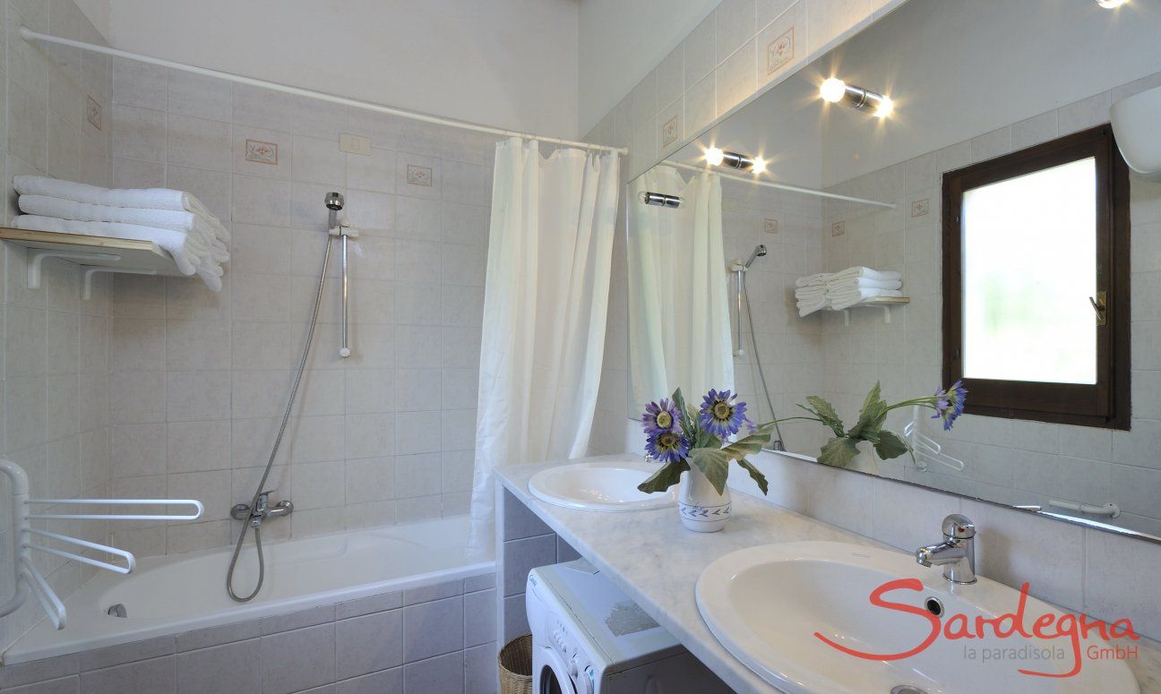 Villa Fiori 3 | Bad mit Badewanne und Waschmaschine Modernes Bad mit Badewanne und Waschmaschine