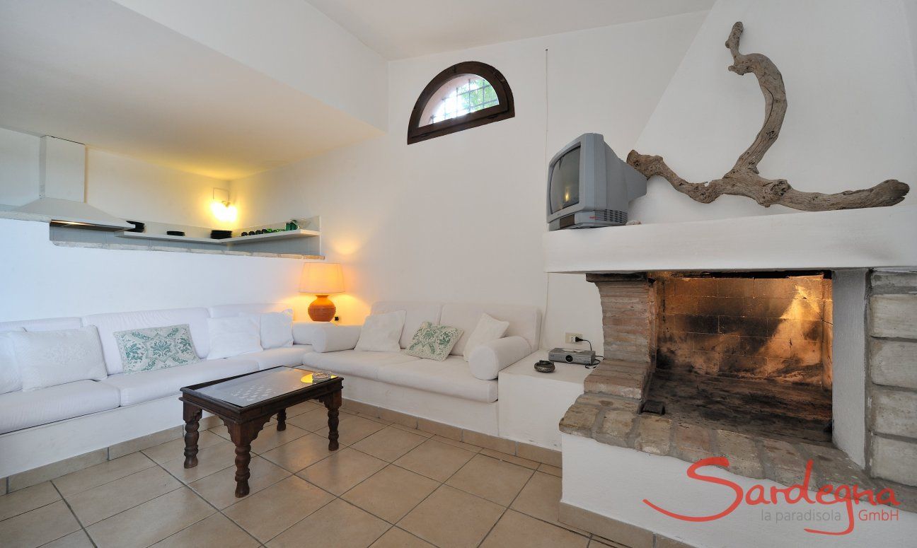 Villa Fiori 4 | Wohzimmer mit moderner Sofaecke und Kamin Sardinien