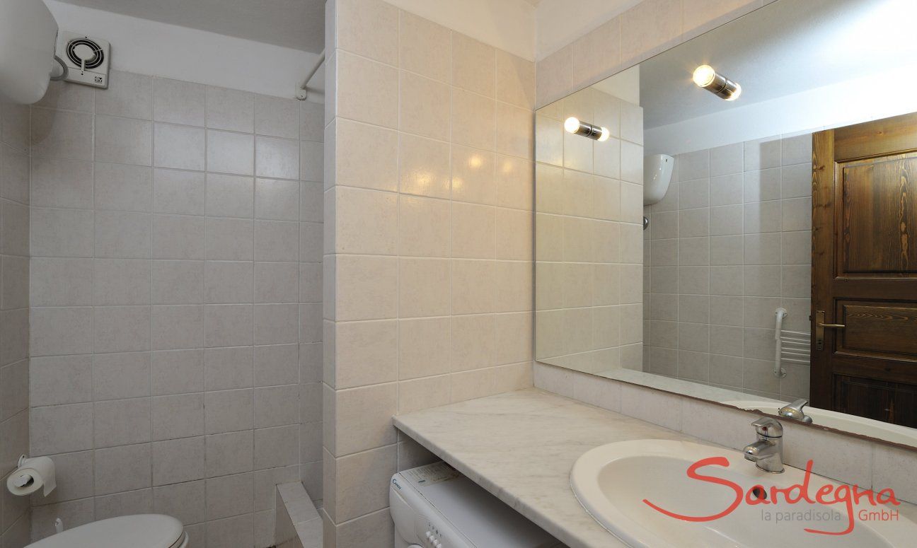 Villa Fiori 4 | Badezimmer mit Dusche und Waschmaschine Badezimmer mit Dusche und Waschmaschine