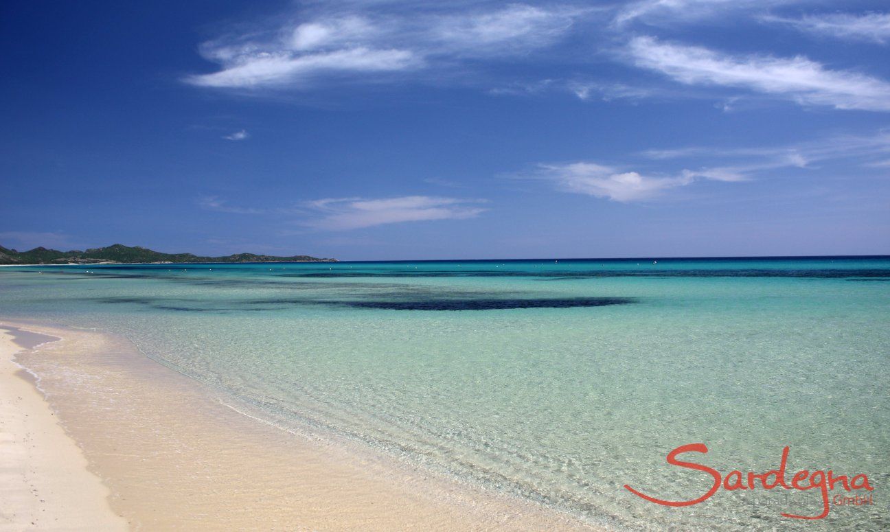 Kristallklares Wasser am Strand von Costa Rei