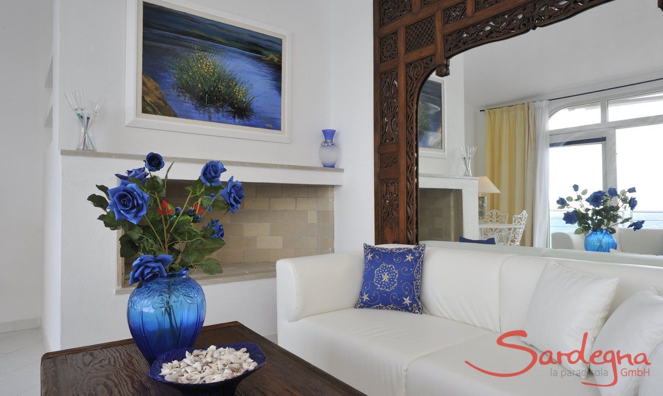 Apartment Azzurra | Wohnzimmer mit Sofa und Meerblick Wohnzimmer, Detail