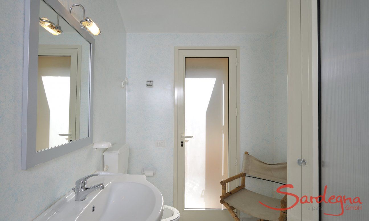 Apartment Azzurra | Helles, weiß gefließtes Badezimmer Helles, weiß gefließtes Badezimmer