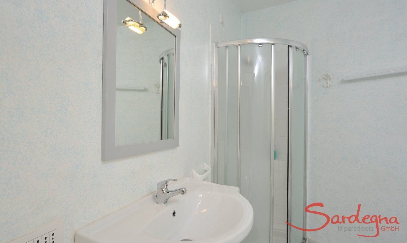 Apartment Azzurra | Helles Badezimmer mit Dusche Helles Badezimmer mit Dusche