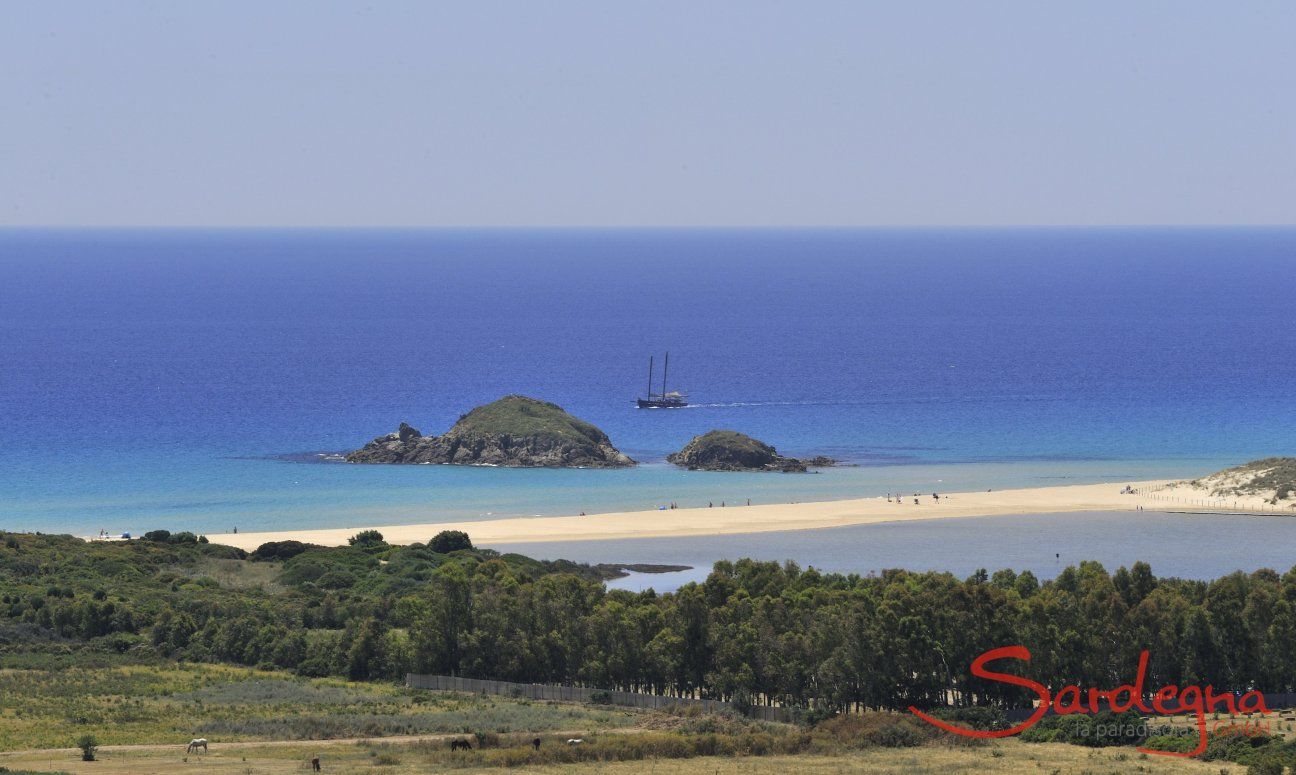 Chia Blick auf die Insel Su Guventu mit Schiff