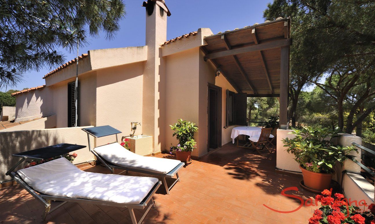 App. Pino | Blumige, teilüberdachte Terrasse zum Leben im Freien Terrasse App. Pino