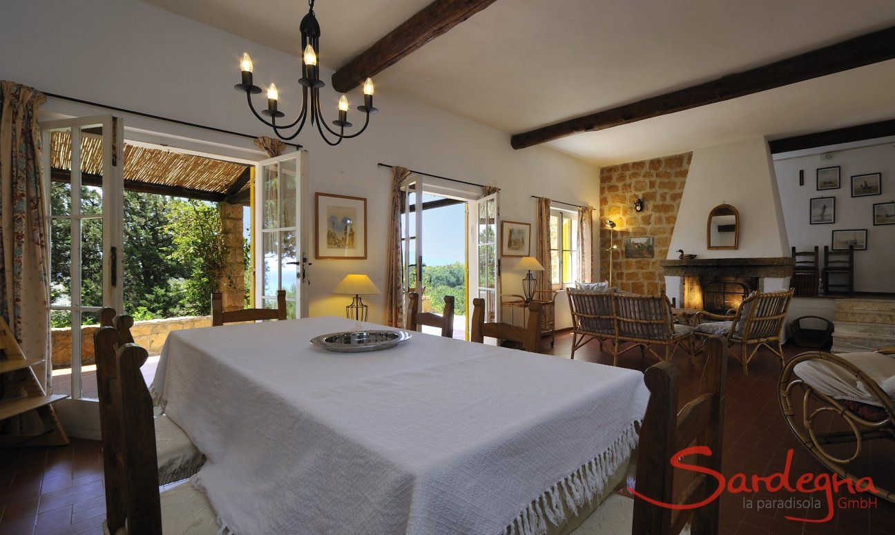 Villa Bau Cannas | Wohnbereich mit Esstisch und Terrassenzugang Wohnbereich mit Esstisch und Terrassenzugang