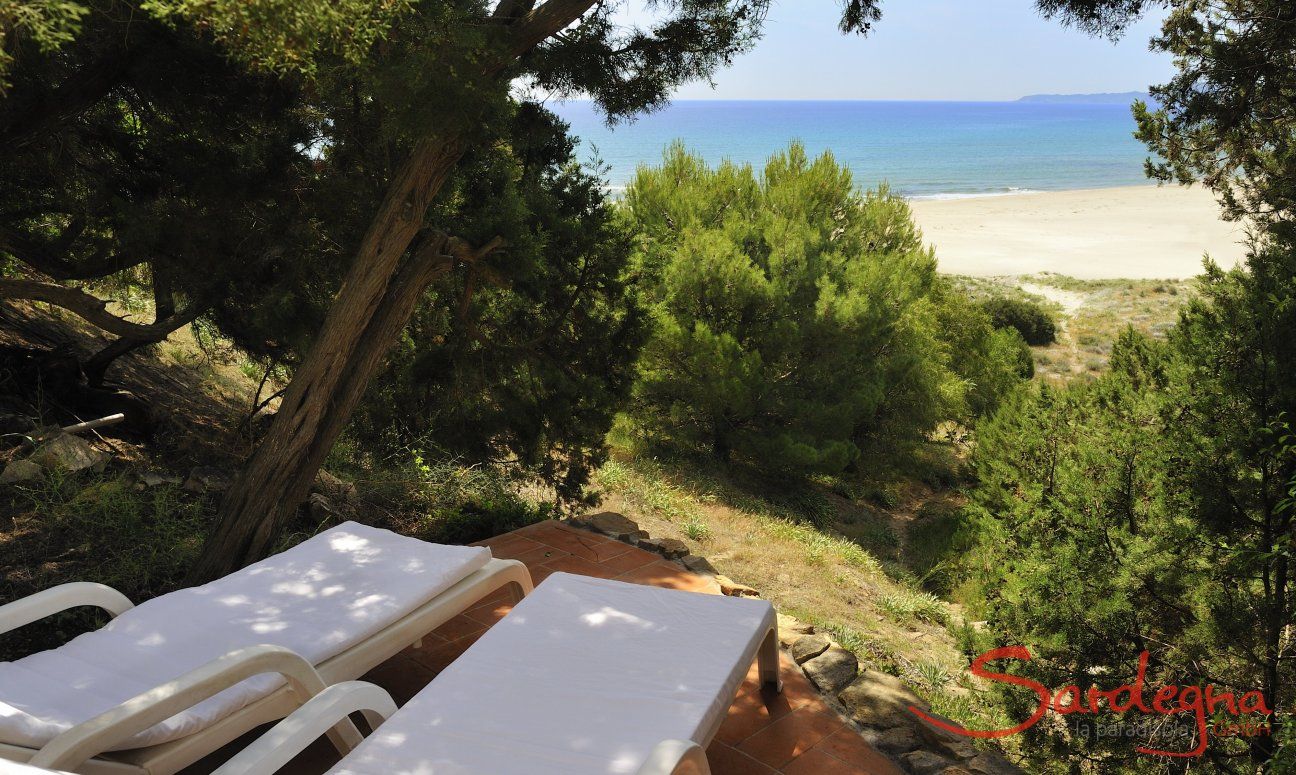 Blick vom Garten auf das Meer