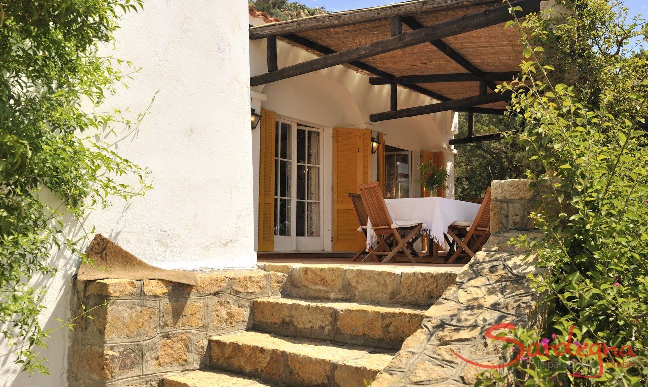 Villa Bau Cannas | Treppenaufgang zur überdachten Terrasse Treppenaufgang zur überdachten Terrasse
