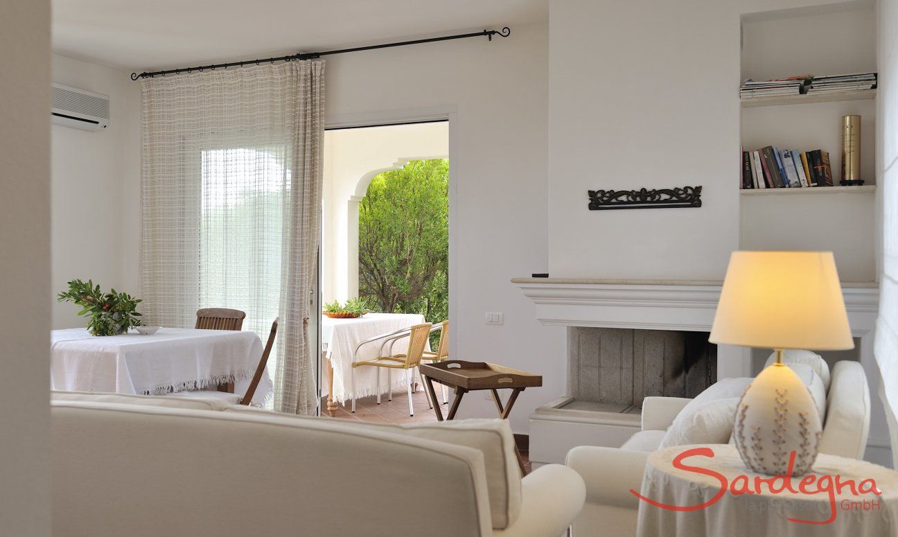 Villa Aquila Alta | Wohnraum mit Innenkamin Sardinien