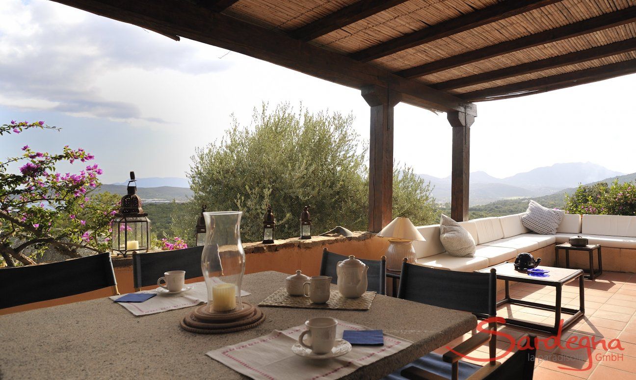 Apartment Country Club 1 | Terrasse mit Steintisch und Loungebereich Terrasse mit Steintisch und Loungebereich
