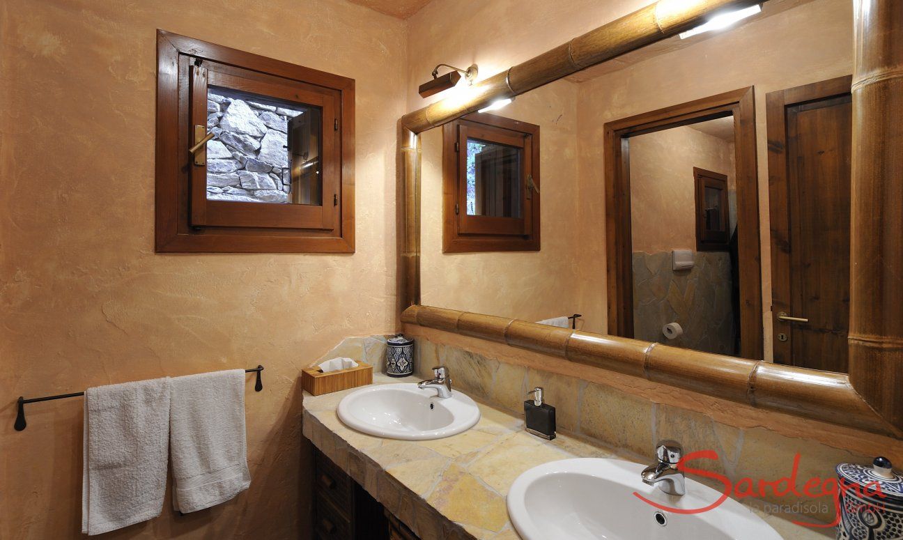 Apartment Country Club 1 | Badezimmer mit zwei Waschbecken und Dusche Badezimmer mit zwei Waschbecken und Dusche