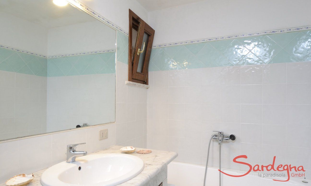 Villa Cala Ginepro | Bad (UG) mit Badewanne Bad (UG) mit Badewanne