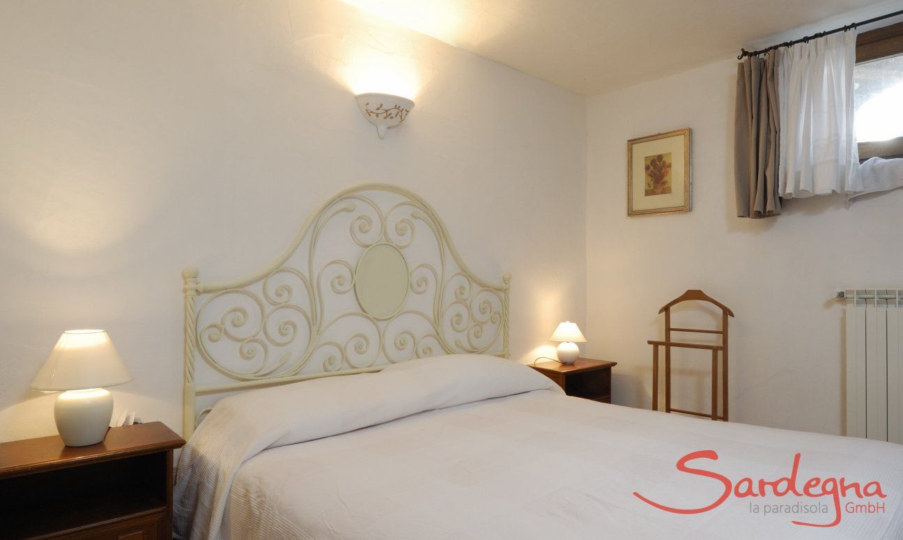 Villa Cala Ginepro | Schlafzimmer 2 (UG) mit Doppelbett Schlafzimmer 2 (UG) mit Doppelbett