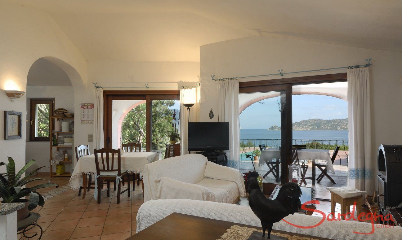 Villa Cala Ginepro | Großräumiges Wohnzimmer mit Meerblick Großräumiges Wohnzimmer mit Meerblick