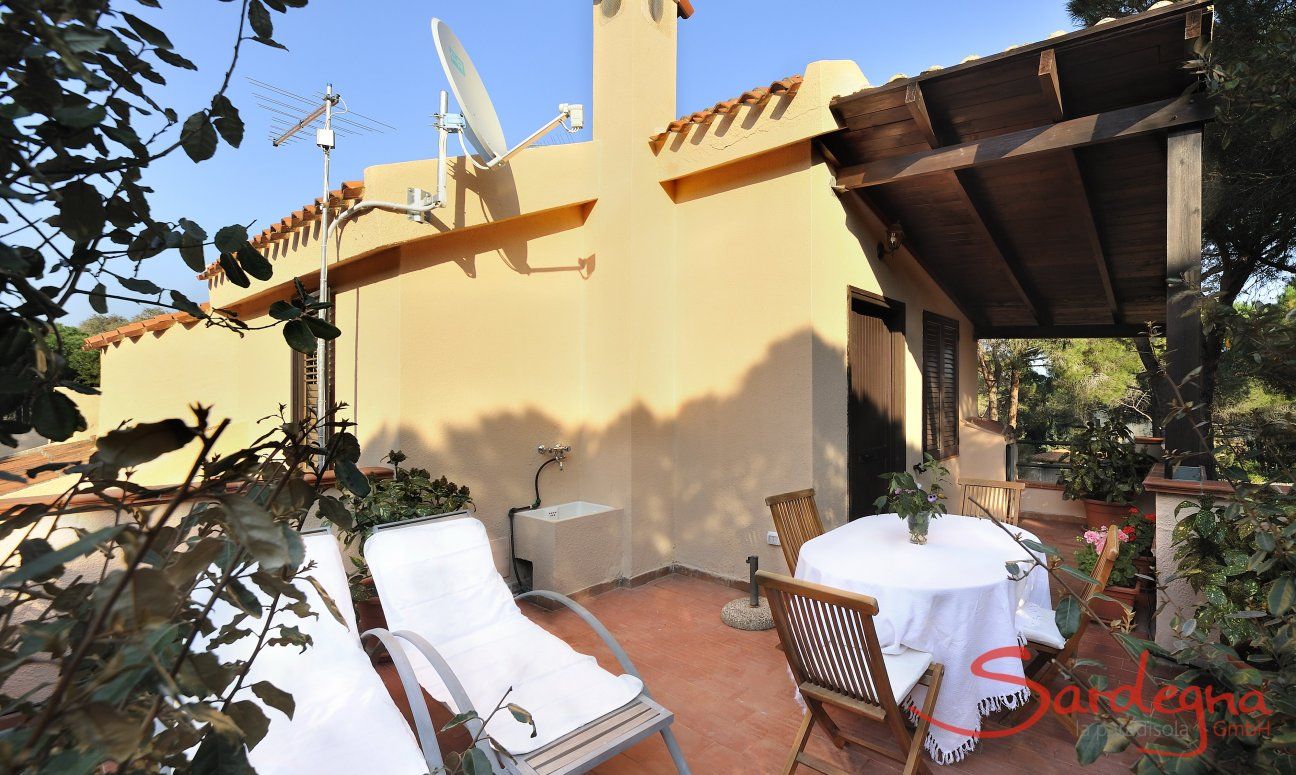 App. Pino | Terrasse mit Esstisch und Sonnenliegen Sardinien
